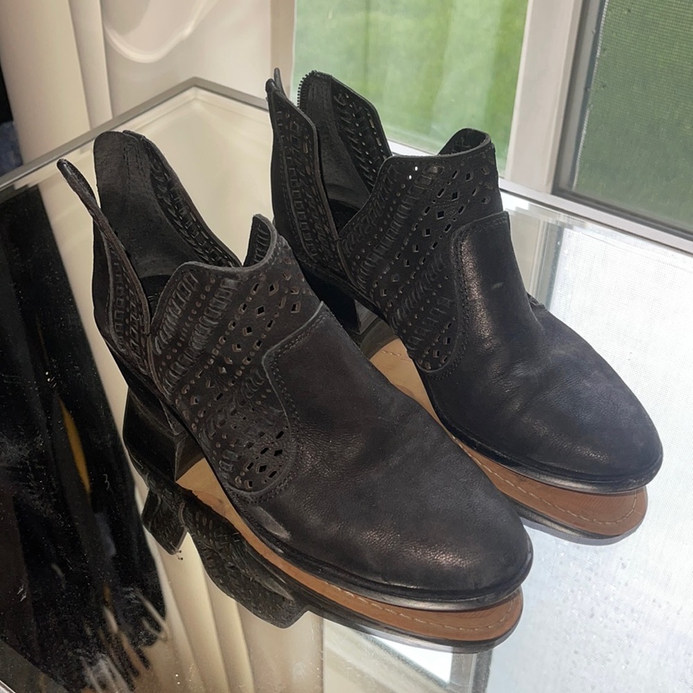 Vince Canute black leather booties